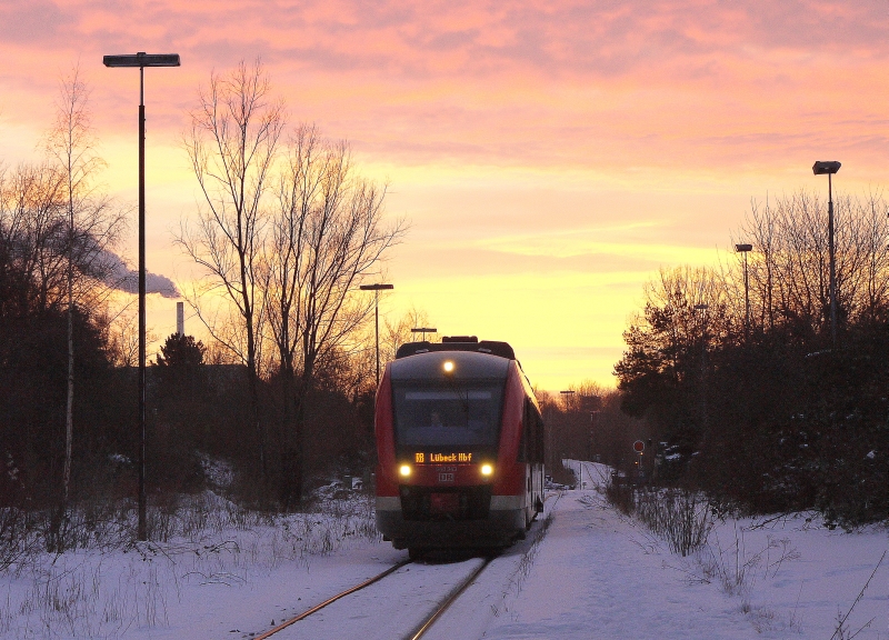 Der eigentlich ziemlich langweilige Diesel-Triebwagen der Baureihe 648 gibt dann doch ein schnes Bild ab vor dem winterlichen Himmel Schleswig Holsteins. Einfahrt in den Kopfbahnhof von Neustadt/Ostsee, 31.12.2010  