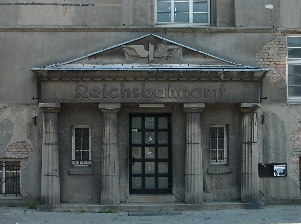 Der Eingang zum ehmaligen Reichsbahnamt in der Eisenbahnstrae in Gstrow.