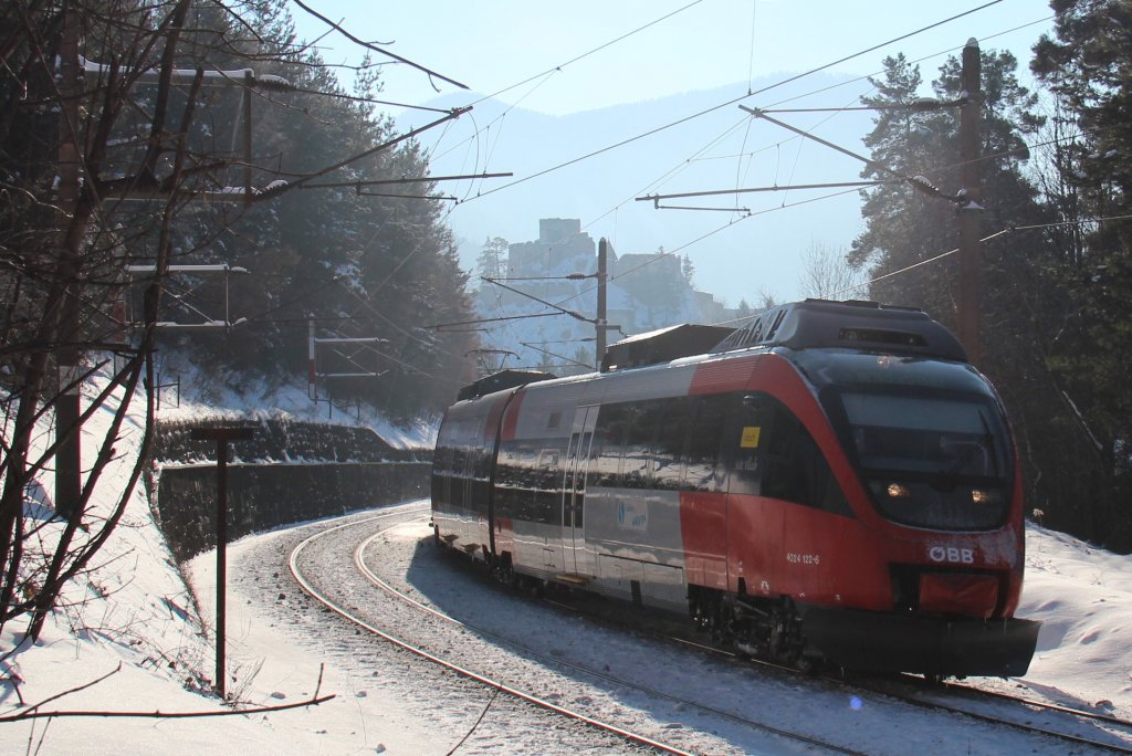 Der Eingeschobene LP 98440, als 4024 122 von Wien Meidling (Mi) nach Villach Hauptbahnhof (Vb), hier zum sehen kurz vor dem bersetzen des Wagnergrabenviadukt; am 19.01.2013