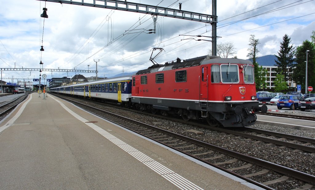 Der Einschalt-RE Aarau-Zrich-Aarau als Ersatz IR 2121 bei Ausfahrt in Solothurn. Der Zug bestand aus der Re 4/4 II 11145, 2 A EWI NPZ, AB EWII NPZ, 5 B EWI NPZ und ein BDt EWI NPZ, 07.05.2012.