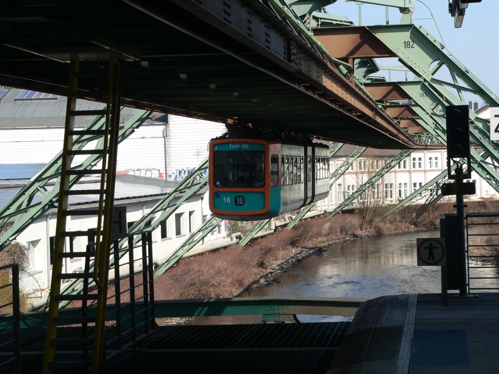 Der Einstieg in die Wuppertaler Schwebebahn erfolgt stets von der äußeren Seite. Im Fahrprofil der Fahrzeuge sorgen Plattformen dafür, dass Fahrgäste nicht in die Tiefe stürzen, wenn sie versehentlich vom Bahnsteig abkommen. Robert-Daum-Platz, 2.4.2013