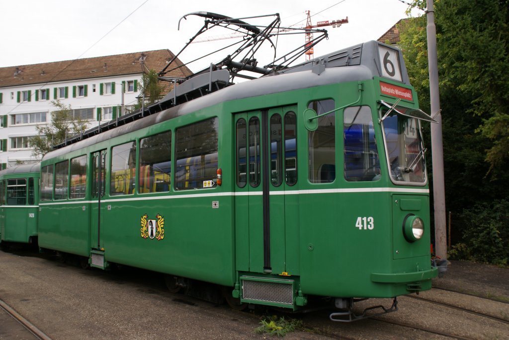 Der einzige Be 4/4 der Serie 401 - 456 der berlebt hat und als Oldtimer noch im Bestand der BVB ist, ist Wagen 413. Hier steht er im Hof des Depots Wiesenplatz. Die Aufnahme entstand am 10.09.2008.