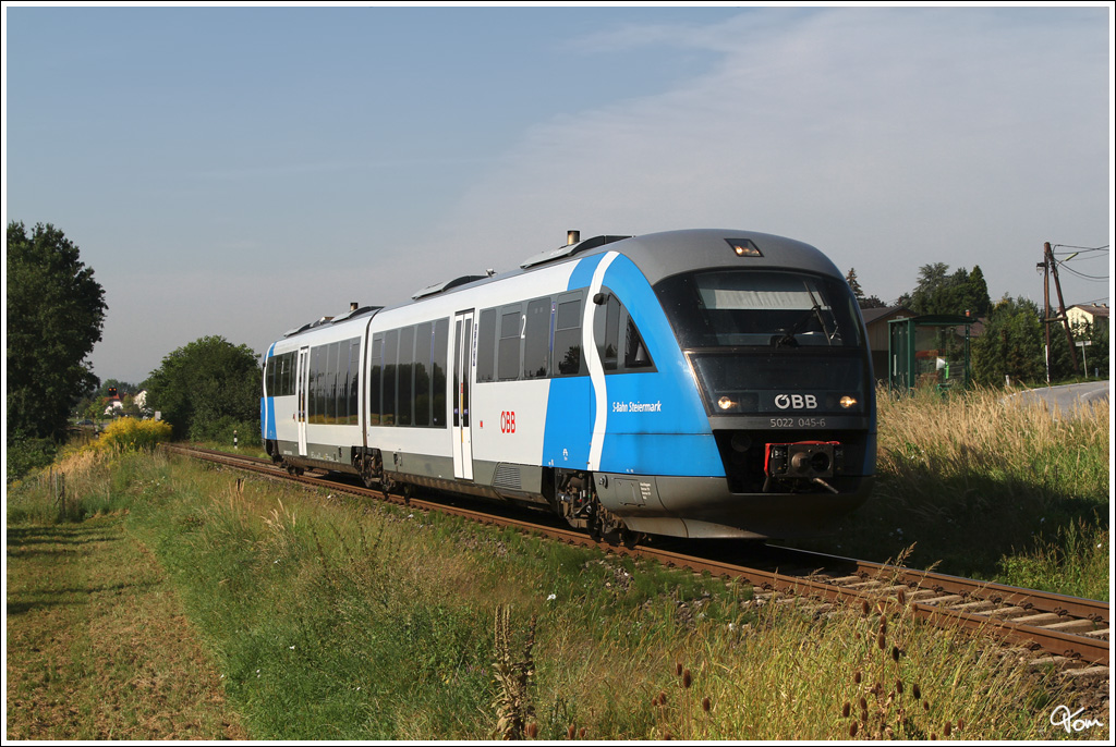 Der einzige blaue BB Desiro, 5022 045  S-Bahn Steiermark  fhrt als R 4706 (S3) von Graz Hbf nach Fehring.
Hart bei Graz 21.8.2012