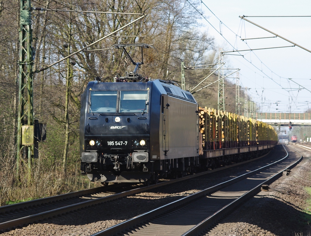 Der einzige Holzzug am 02.04.2011 wurde erwartungsgem nicht von einer Diesellok bespannt (wie sonst fr die Region Hannover blich) sondern von 185 547-7. Hier in Fahrtrichtung Hannover in Dedensen-Gmmer.