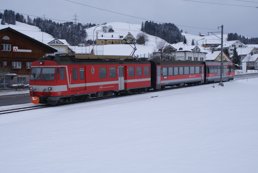 Der einzige noch im alten Design verkehrende BDeh 4/4 ist der BDeh 4/4 14. Am 27.11.10 bremst er seinen Zug von Sammelplatz Richtung Appenzell.