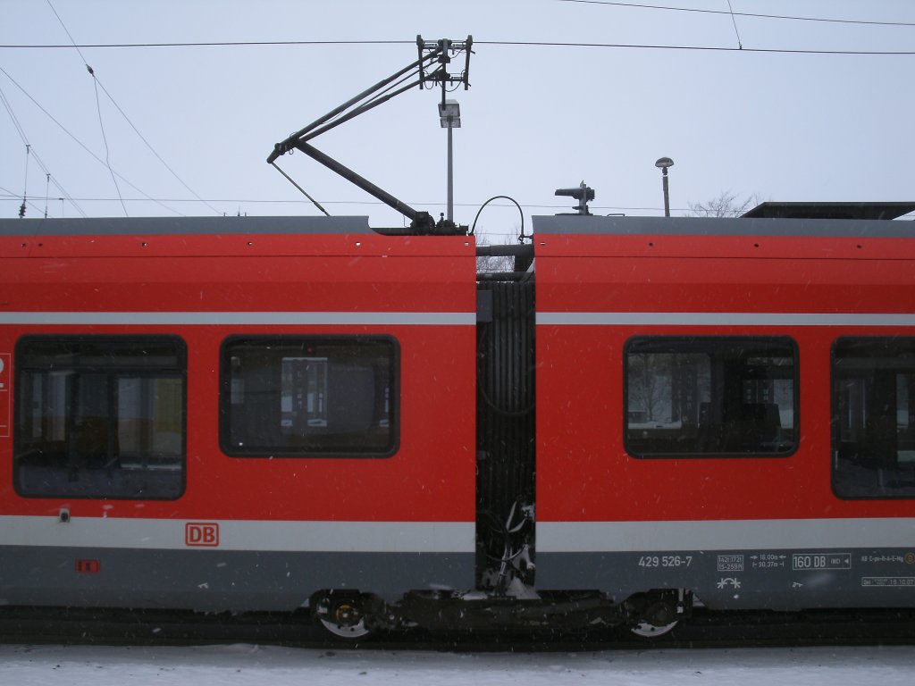 Der einzige Stromabnehmer vom Flirt 429 026.Aufgenommen am 09.Dezember 2012 in Bergen/Rgen.