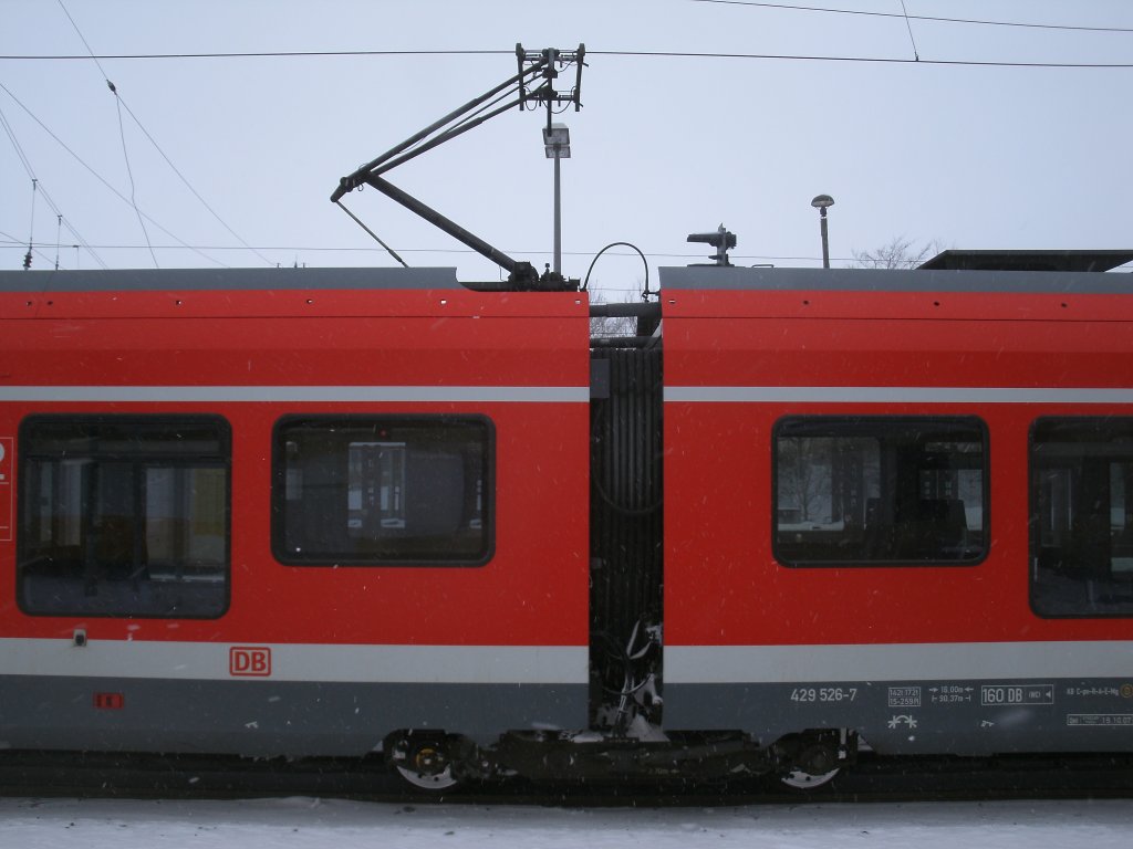 Der einzige Stromabnehmer vom Flirt 429 026.Aufgenommen am 09.Dezember 2012 in Bergen/R�gen.