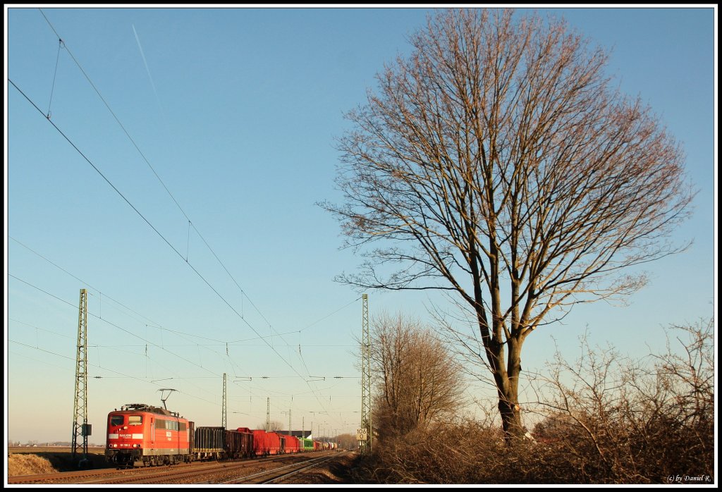 Der einzige vern�nftige G�terzug war ein Mischer von Plattling gen Regensburg, der von 151 130 die dem sch�nsten Sonnenlicht gezogen wurde. Jener fuhr am 07.02.2011 in Mangolding auf das Ausweichgleis, um einen schnelleren Nahverkehrskonkurenten der Firma Agilis vorbeiziehen zu lassen. 