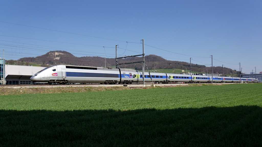 Der elegante TGV 4415 bei Sissach am 2.4.2012.