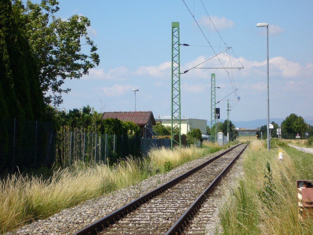 Der elektrifizierte Teil der Burgenlandbahn endet kurz nach dem Bahnhof in Deutschkreutz. Hier im Ortsgebiet von Deutschkreutz in Blickrichtung Oberpullendorf. Zur Zeit endet der regulre Bahnverkehr in Neckenmarkt-Horitschon und wird regulr von Wr.Neustadt aus ber Mattersburg,Sopron,Deutschkreutz weiter nach Neckenmarkt-Horitschon mit Diesel-betriebenen Zgen durchgefhrt.