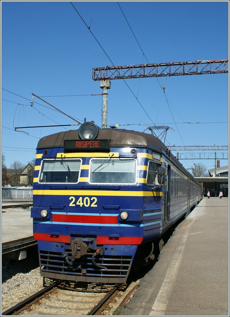 Der Elektriraudtee Triebzug ER2 wartet als Zug 537 auf die Abfahrt nach Riisipere. 
1. Mai 2012