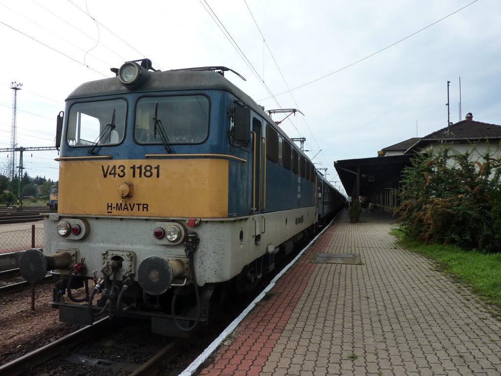 Der EN Venezia steht am 5.8.2011 in Nagykanizsa und wartet auf die Reparatur eines kaputten Gleises um weiter nach Budapest fahren zu knnen.