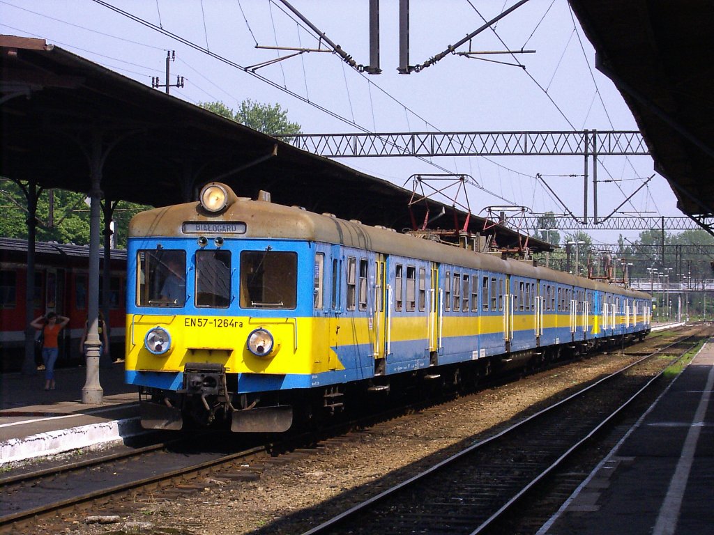 Der EN57 abfahrtbereit nach Bialogard im Bahnhof von Kolberg 2008