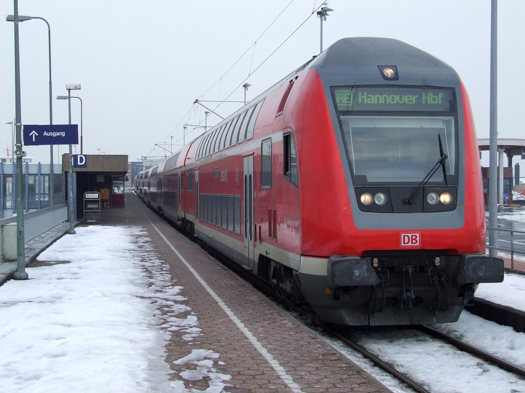 Der Endpunkt vor dem Meer, Norddeich Mole, mit einem RE Dosto am 06.02.2010.