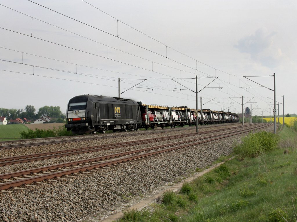 Der ER 20 005 am 28.04.2011 mit einem Autozug unterwegs bei Hebertshausen. 