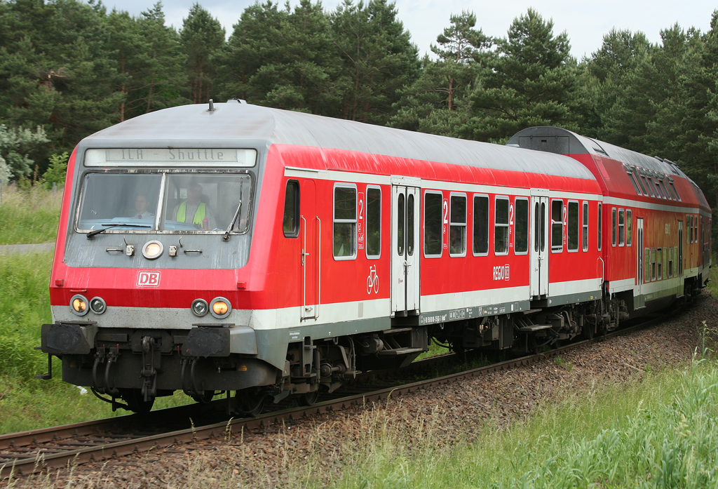 Der ER 20-011 schiebt 6 Ossi-Dostos und einen Ost-Wittenberger als ILA Express aus Berlin Lichtenberg zum Zielbahnhof Flughafen Berlin Schnefeld am 13.06.2010