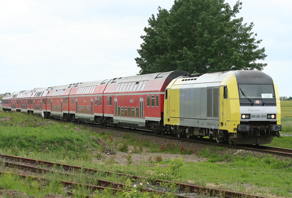 Der ER 20-011 zieht 6 Ossi-Dostos und einen Wittenberger als ILA Express aus Berlin Schnefeld nach Berlin Lichtenberg am 13.06.2010