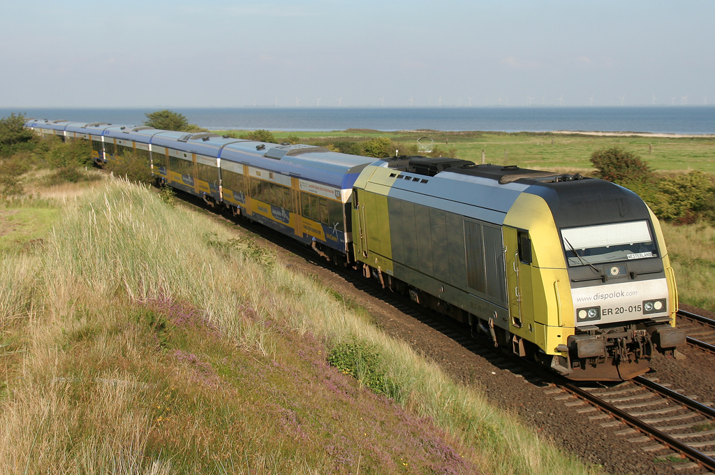 Der ER 20-015 zieht die NOB von Hamburg Altona aufs Festland Richtung Westerland auf Sylt am 20.08.2011 N�chster Halt Morsum!