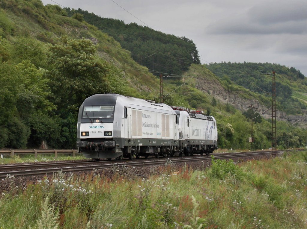 Der ER 20 2007 mit einer Vectron im Schlepp am 30.07.2011 unterwegs bei Karlstadt. 