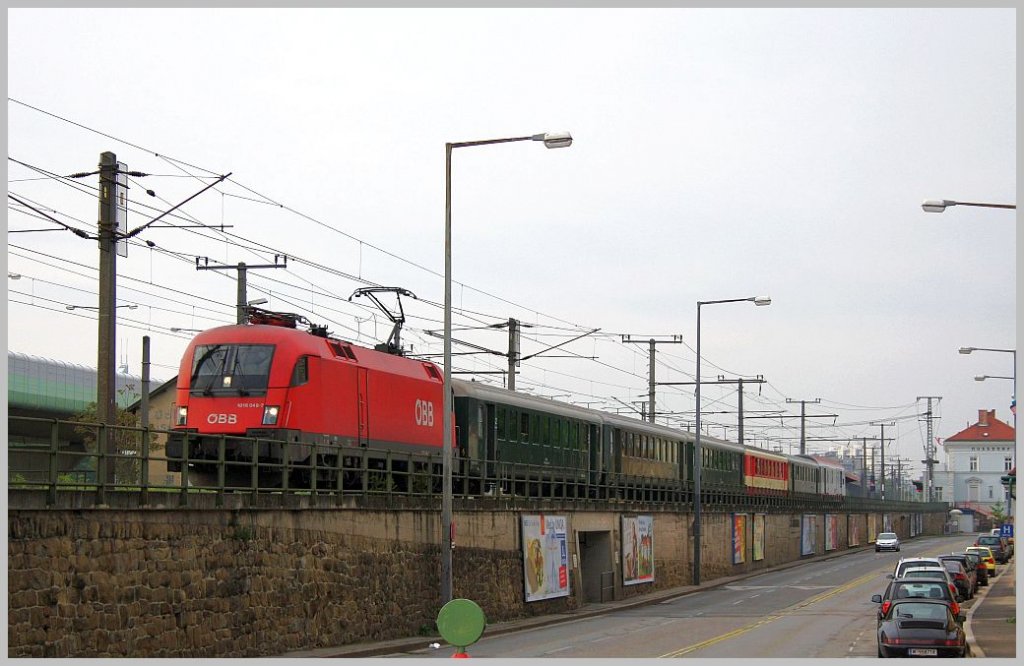 Der Erlebnis Zug RadExpress Donau von Wien FJB nach Passau Hbf war am ersten Tag der Saison 2011 mit der 1016 049-7 bespannt, aufgenommen in Wien/Nu�dorf. 1. Mai 2011