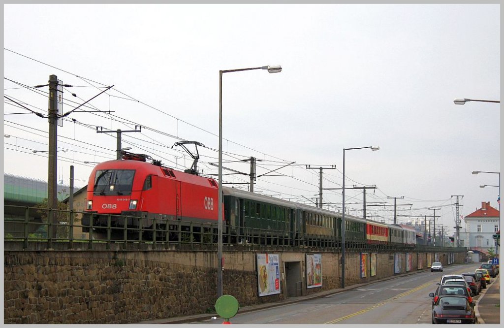 Der Erlebnis Zug RadExpress Donau von Wien FJB nach Passau Hbf war am ersten Tag der Saison 2011 mit der 1016 049-7 bespannt, aufgenommen in Wien/Nudorf. 1. Mai 2011