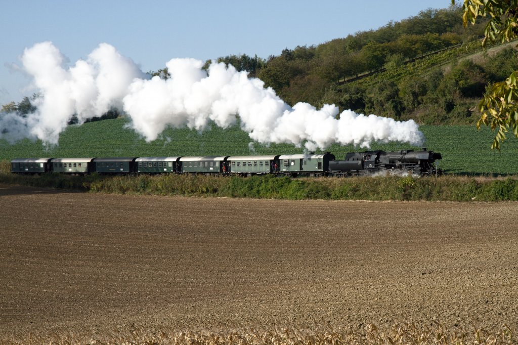 Der Erlebniszug im Bogen kurz nach Wetzleinsdorf (15.10.2011)