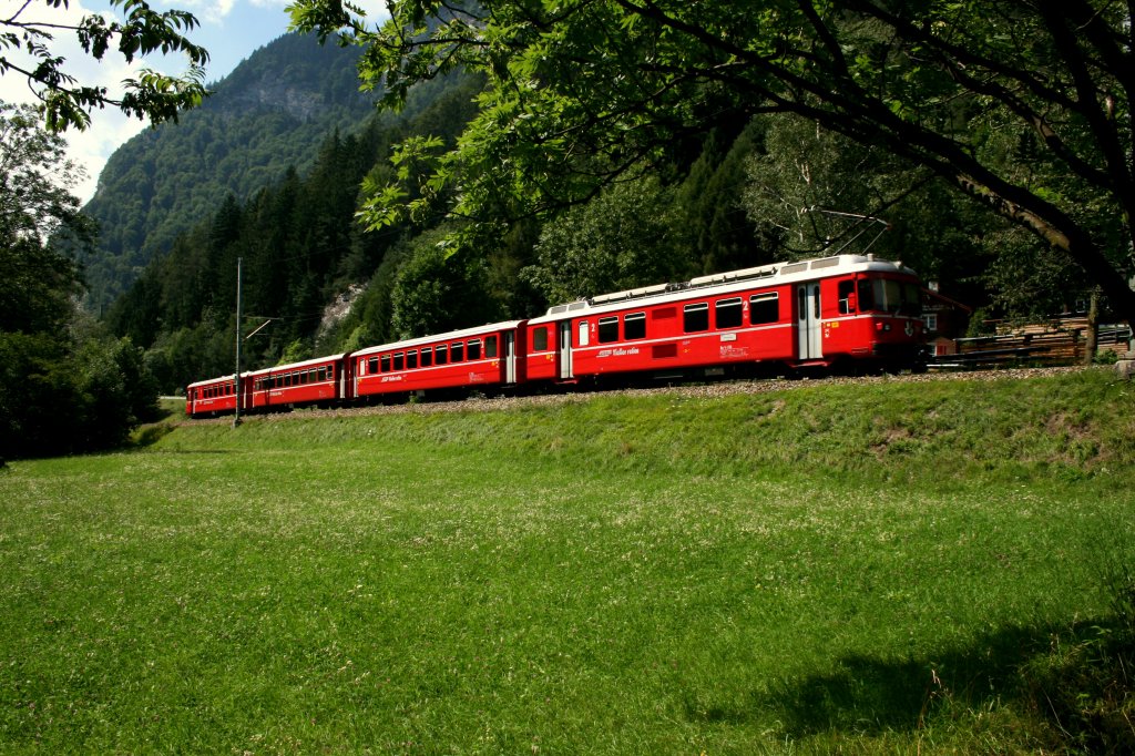 Der Ersatz ist bestellt, doch noch sind die 6 Vororts-Pendelzge der Rhtischen Bahn zwischen Thusis, Chur und Schiers tglich im Einsatz. S1 1523 (Schiers - Rhzns) am 10.8.2010 bei Seewis-Valzeina. 