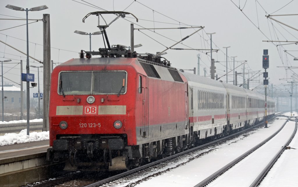 Der Ersatz-IC 2907 wurde am 29.03.13 von 120 123 geschoben. Hier verl�sst das Sandwich Bitterfeld.