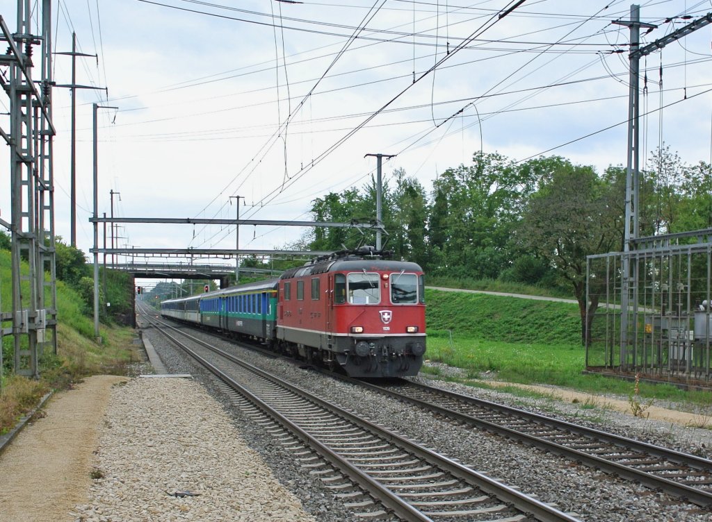 Der Ersatz IR 2073 mit der fhrenden Re 4/4 II 11139 bei Durchfahrt in Mumpf, 03.09.2012.