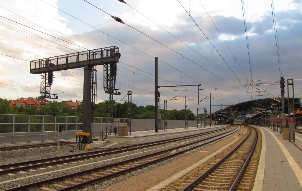 Der erst seit kurzem in Betrieb genommene Bahnsteig 10 und 9, sowie der Bahnsteig 8 in Erfurt Hbf; 14.09.2012