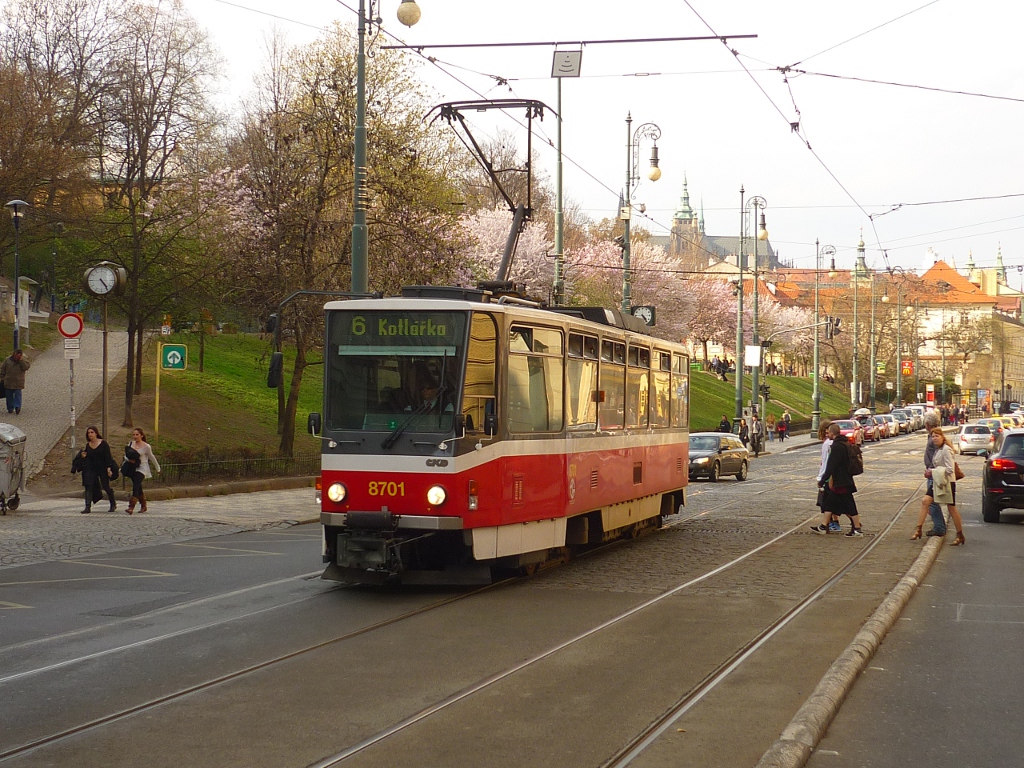 Der erste Blick, den wir hatten nachdem wir aus dem Hotel kamen, war dieser hier: T6 8701 hat gerade die Haltestelle jezd verlassen. Im Hintergrund der Veitsdom auf der Prager Burg. Prag, 2012-04-04.