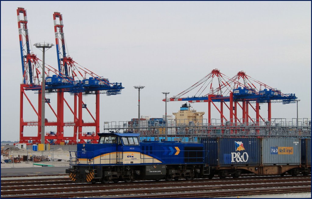 Der erste Containerzug am Jade-Weser-Port steht zur Erffnung mit der 275 503-1 der EVB bereit.Im hintergrund zu sehen, das erste offizielle Containerschiff Maersk Laguna. Wilhelmshaven 21/09/2012