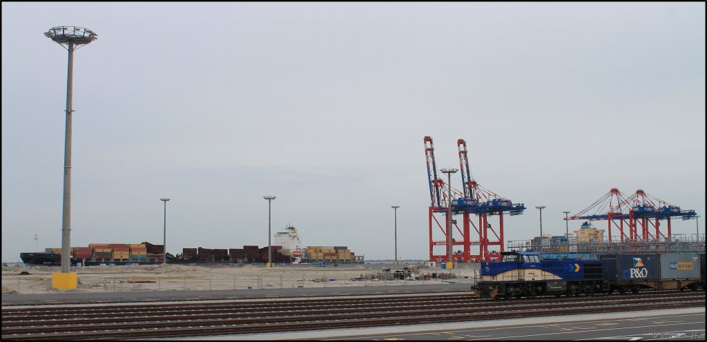 Der erste Containerzug am Jade-Weser-Port steht zur Erffnung mit der 275 503-1 der EVB bereit.Als leckerbissen ergab sich noch ein Blick auf die verbrannte MSC Flaminia. Wilhelmshaven 21/09/2012