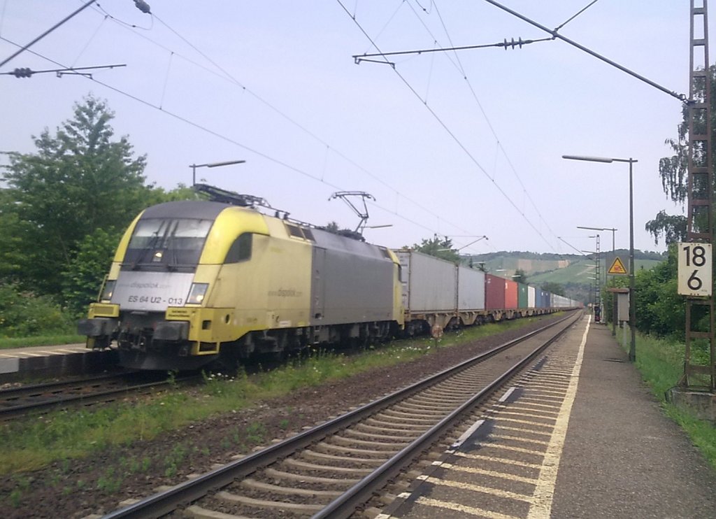 Der erste Dispo-Taurus am Tag. ES 64 U2-013 durchfuhr am 25.6.10 den Bahnhof Himmelstadt in Richtung Wrzburg.