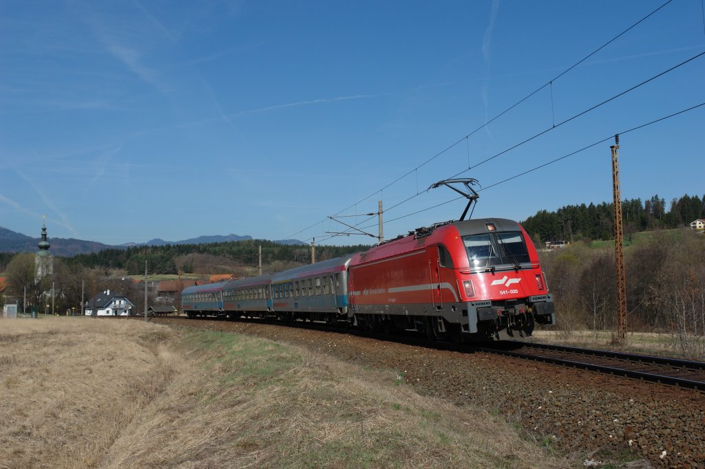 Der erste IC des Tages auf der Karawankenbahn: 541 020 mit IC 313 Villach Hbf-Ljubiljana bei Finkenstein am 02.04.2012.