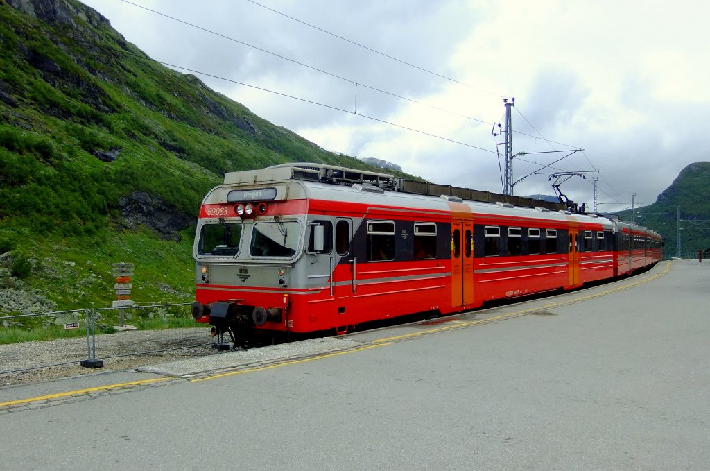 Der erste morgendliche Regionalzug Bergen - Myrdal - Bergen wird an seinem Endbahnhof durch den Neigezug Bergen - Oslo berholt. Da nur ein Streckengleis zur Verfgung steht, wendet der Regionalzug auf dem Gleis der Flamsbahn. Aufnahme am 6.7.2010. 