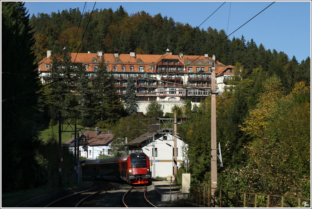 Der erste Railjet auf der Sdbahn war gestern RJ 559 von Wien Meidling nach Graz Hbf, bespannt mit 1116 241  Spirit of Graz . 
Wolfsbergkogel 18.10.2011