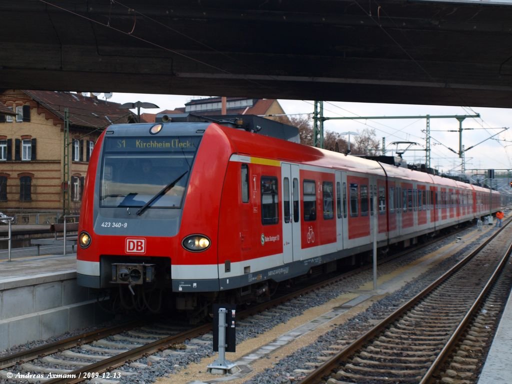 Der Erste Regeltag f�r den neu er�ffneten Abschnitt Der S-Bahn S1 von Plochingen nach Kirchheim/T (KBS790.1). 423 340+011 (7124) hat in Wendlingen/N gerade Halt gemacht und f�hrt gleich nach Kirchheim/T weiter. (13.12.2009)