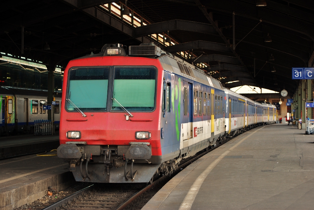 Der erste von sechs zu Zweisystemfahrzeugen umgebauten RBDe 560 wartet am 04.06.2010 in Basel, SNCF-Bahnhof auf Abfahrt. RBDe 562 000-0 war frher der RBDe 560 136-4.