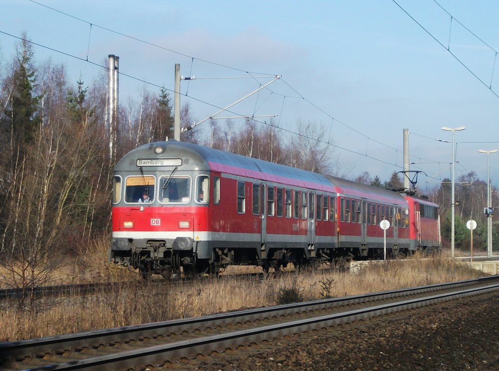 Der erste Tag nach dem Fahrplanwechsel. Hier verlsst gerade die RB 59353 nach Bamberg, mit schiebender 111 167, den Bahnhof Stockheim(Oberfr) Richtung Kronach. Foto vom 11.Dezember 2011