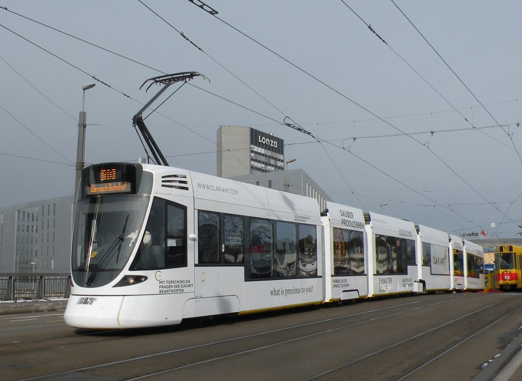 Der erste Tango mit einer Vollwerbung ist unterwegs. Der Tango mit der Betriebsnummer 166 macht Werbung fr die Firma Clariant. Die Aufnahme stammt vom 03.12.2012.