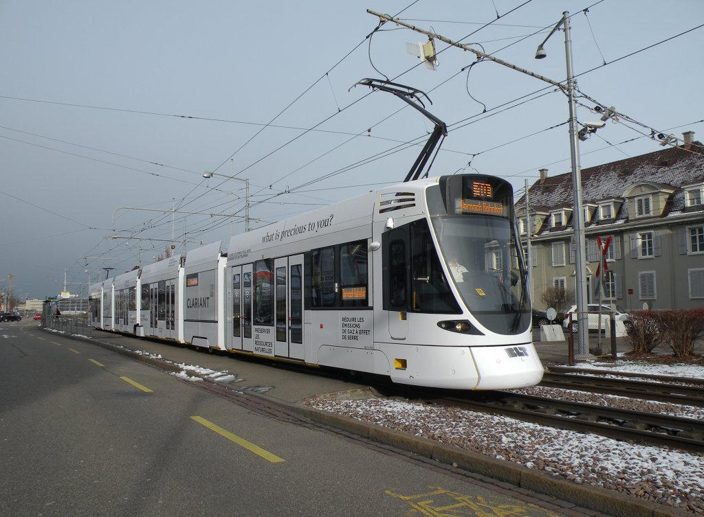 Der erste Tango mit einer Vollwerbung ist unterwegs. Der Tango mit der Betriebsnummer 166 macht Werbung fr die Firma Clariant. Die Aufnahme stammt vom 03.12.2012.