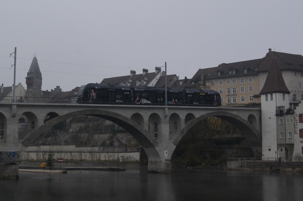 Der erste Werbe-Diamant, der ABe 4/8 5013, berquert am 20.11.11 die Reuss in Bremgarten.