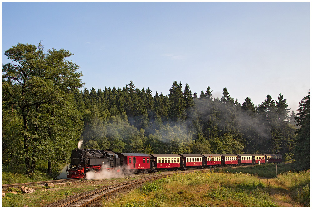 Der erste Zug auf den Brocken bei der Ausfahrt aus Drei Annen Hohne am 27.7.2013.