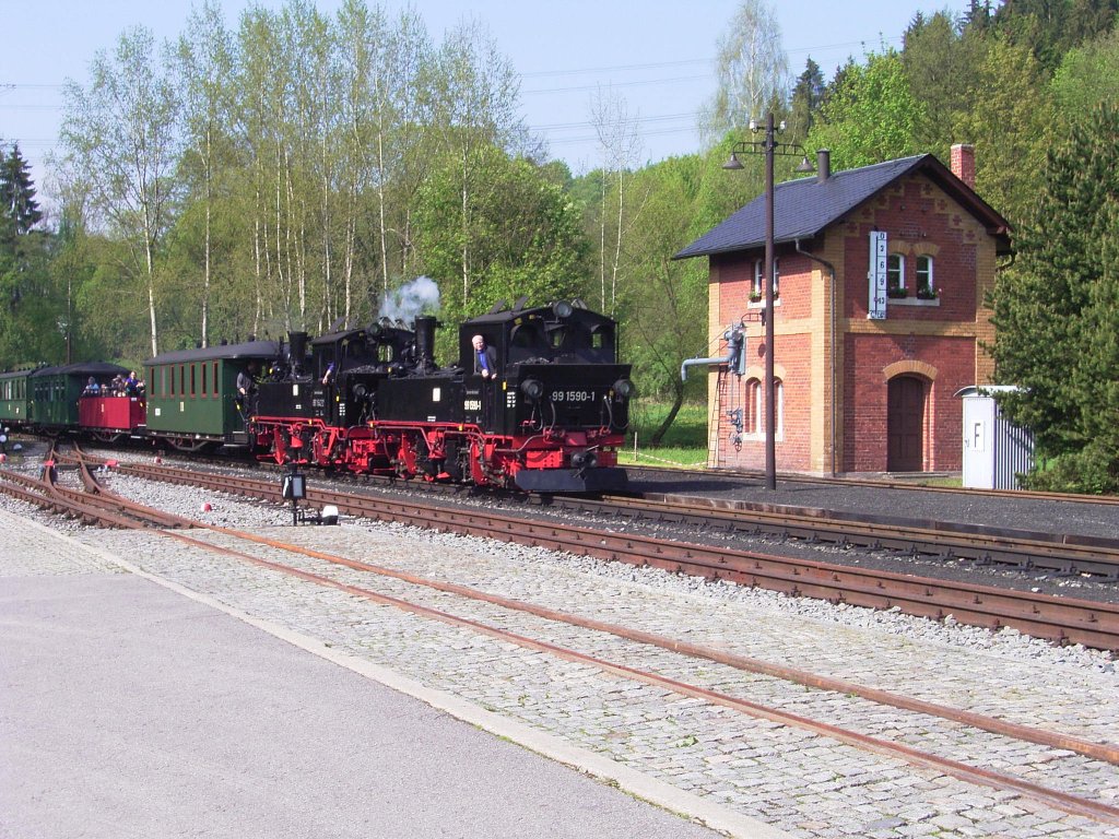 Der erste Zug des Tages war am 22.05.2010 (Pfingsten) mit zwei Lokomotiven bespannt. Hier bei der Einfahrt in den Bahnhof Steinbach. 99 1590-1 (Vorspannlok) brachte diesen Zug anschlieend wieder nach Jhstadt bringen. 99 1542-2 (Zuglok) wartete in Steinbach auf den nchsten.