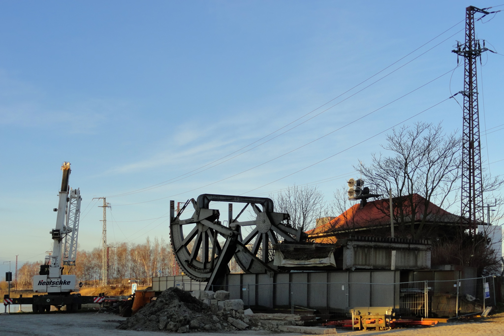Der erste zurckgebaute Brckentrog der Eisenbahnbrcke in Anklam. - 15.01.2012
