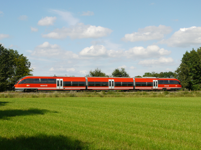 Der erste Zwischen Takt am heutigen Nachmittag. Ein unbekannter Talent 643 passiert die Gas Verdichtungsstaion und erreicht in k�rze sein Endbahnhof Gronau. 10.08.2012
