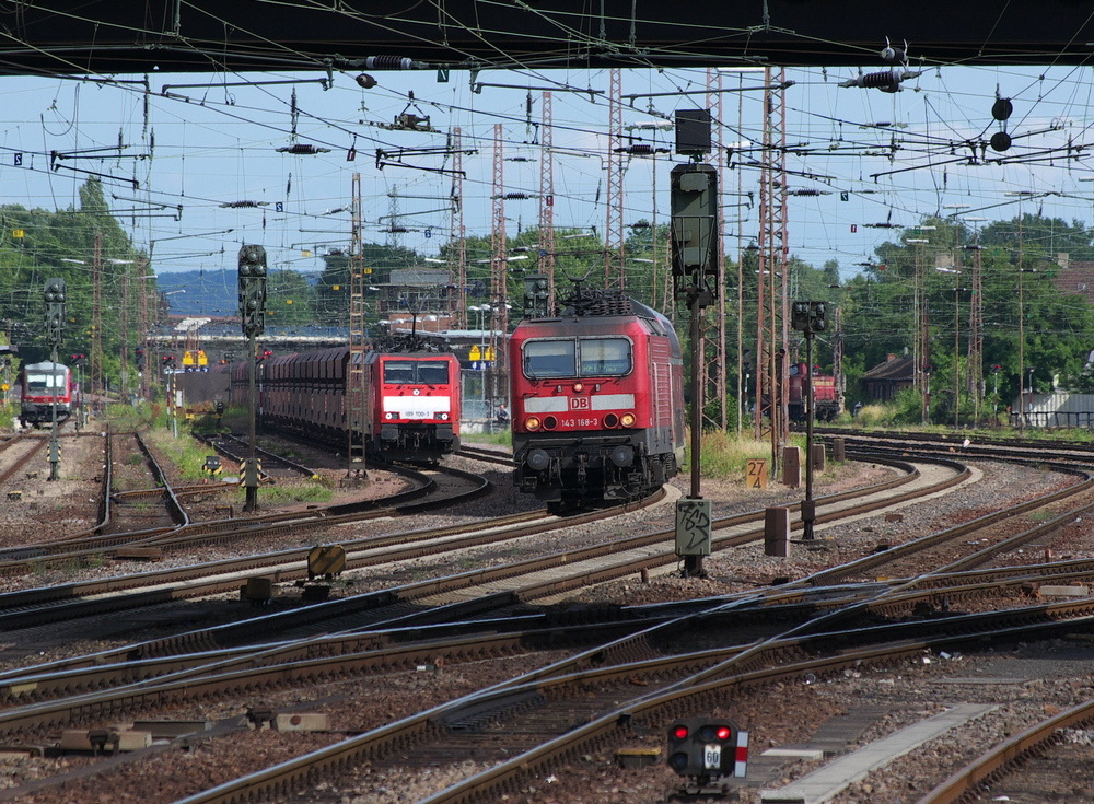 Der Erzbomber mu warten....

189 100-1 und eine weitere 189er mssen zuerst 143 168-3 mit RE 1 nach Koblenz passieren lassen, erst dann drfen sie nach Rotterdam aufbrechen.

Dillingen/Saar 23.06.2012