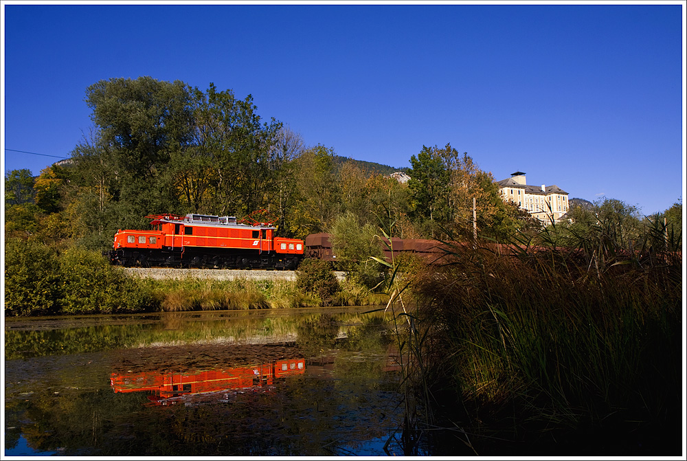 Der Erzleerzug 48407 wurde am 4.10.2010 ber den Pyhrn und das Ennstal umgeleitet und verkehrte von Linz Stahlwerke bis Bischofshofen mit 1020.37 der GEG als 90407. Die Aufnahme zeigt den Zug in Trautenfels. 