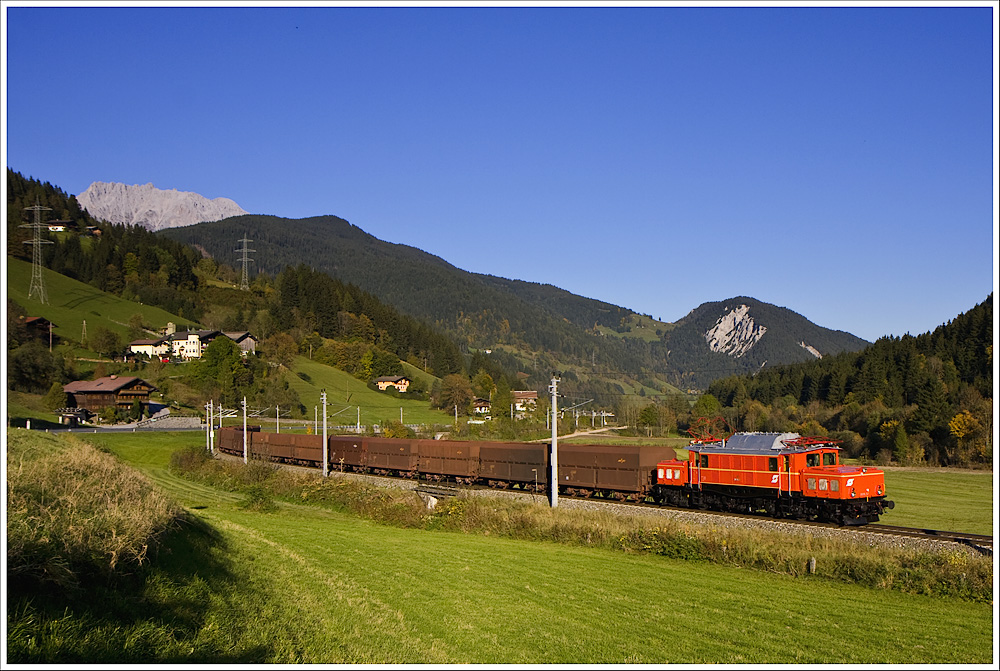 Der Erzleerzug 48407 wurde am 4.10.2010 ber den Pyhrn und das Ennstal umgeleitet und verkehrte von Linz Stahlwerke bis Bischofshofen mit 1020.37 der GEG als 90407. Die Aufnahme zeigt den Zug nahe Mandling.